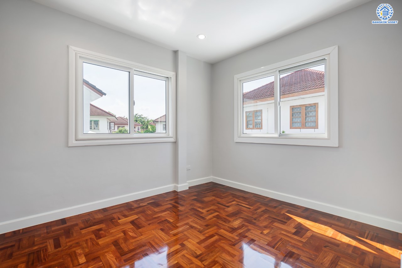 บ้านมือสองตกแต่งใหม่ คุณภาพแบรนด์ LH ม.ชลลดา บางบัวทอง เนื้อที่ 62 ตร.ว. ตกแต่งหรูหรา ฟังก์ชันจัดเต็ม 3 ห้องนอน 2 ห้องน้ำ จอดรถได้ 2 คัน พร้อม Facilities ครบ! บนทำเลคุณภาพ เชื่อมต่อได้หลายเส้นทาง ใกล้เซ็นทรัลเวสต์เกต และรถไฟฟ้า "สถานีบางพลู"